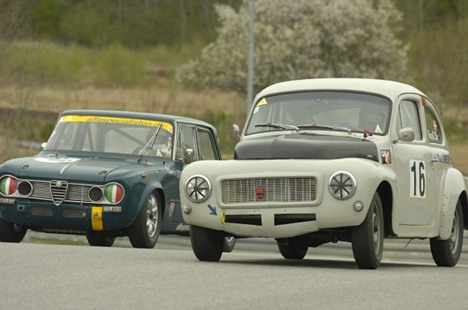 Det var et bredt udsnit af historiske biler, der var til start ved Classic Car Meeting på Ring Djursland. Her er det Herluf Jensen, Esbjerg, og Finn Ørum Christensen, Hjørring, i en duel.
